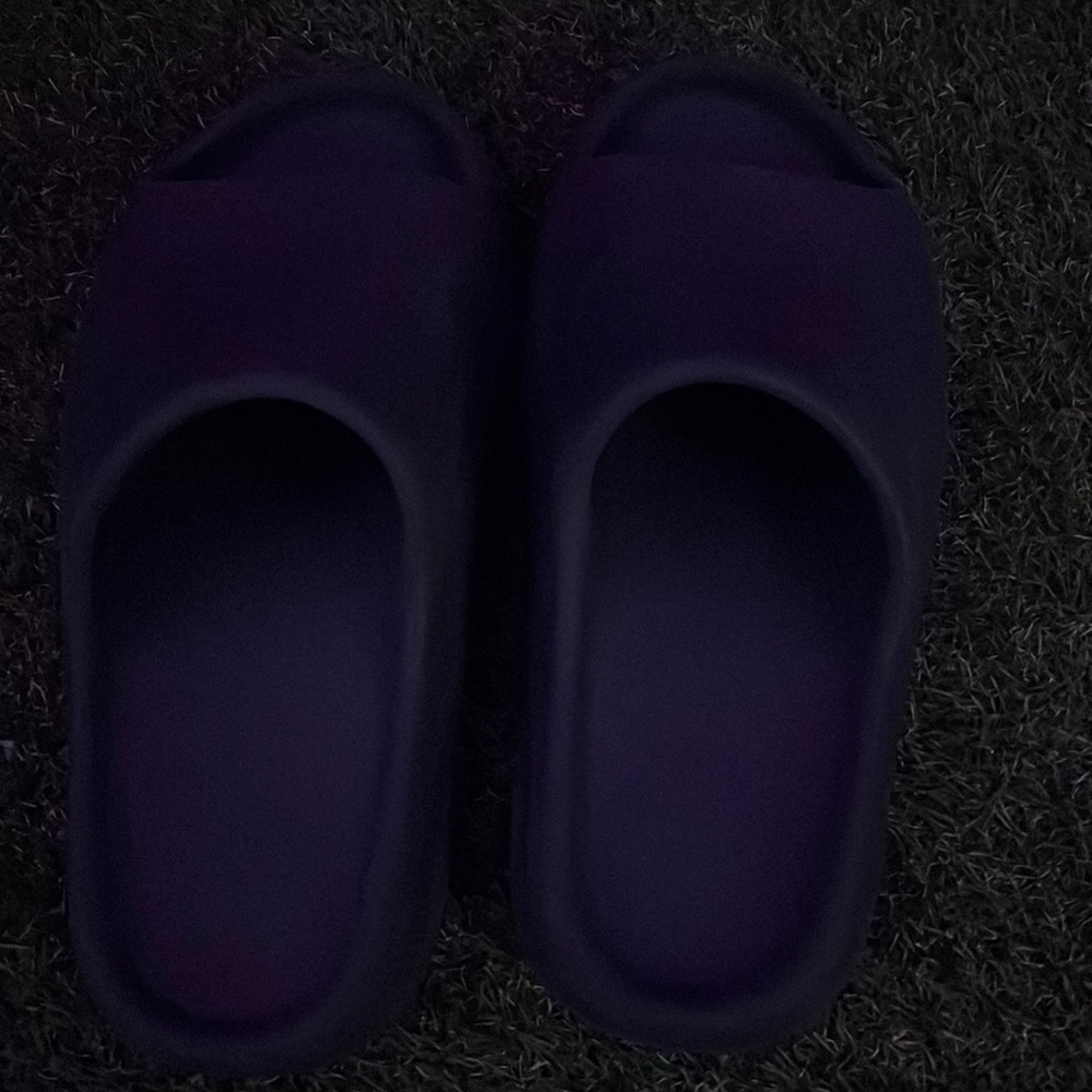 Yeezy slide (onyx) - black)- like new.